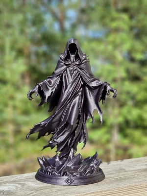 Dementor figur 10 cm - Helt ny Häftig figur av en Dementor. Glittriga svarta färger i mycket lätt vikt. Harry Potter inspirerad.  Storlek: 10 cm hög (Stora på bild 20 cm finns också) Material: PLA Färg: Svart Diamant glitter