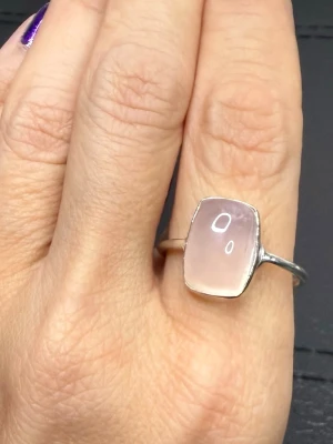 Unik Handgjord Ring i Äkta 925  Sterling Silver med Naturlig Rosenkvarts – Kärlekens Ädelsten – Premium Silversmide - Unik handgjord ring i äkta 925 silver med naturlig rosenkvarts, skapad av en kvinnlig silversmed som arbetar småskaligt med unika smycken. Varje sten är noggrant utvald och infattad med känsla för både form och stenens naturliga skönhet och energi. Rosenkvarts kallas traditionellt kärlekens sten och förknippas med omtanke och harmoni. Ny och oanvänd. Stämplad 925. Mått ca 1,4 × 1 × 1 cm. Innerdiameter ca 2,1 cm. Prutar inte men erbjuder bundlerabatt vid köp av fler saker.