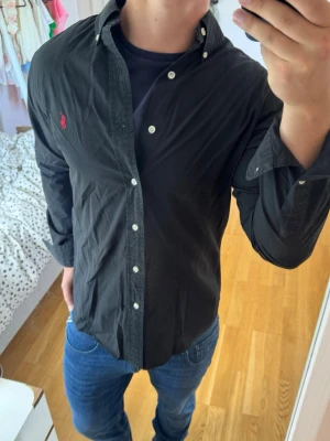 Ralph Lauren skjorta slim fit  - Ralph Lauren | Mycket bra skick | Size - M | Pris 499 | Hör av dig vid minsta fråga eller fundering📩