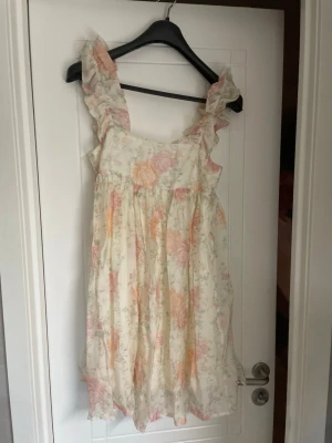 Jättefin H&M klänning - Säljer denna jättefina klänning från H&M. Helt slutsåld!! Jättebra skick