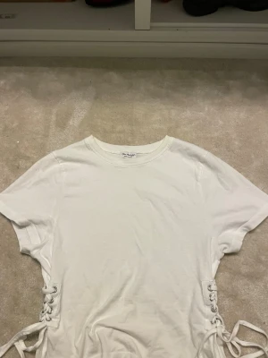 Vit t-shirt med snörning i sidorna - Vit skygg knyt tröja🥰