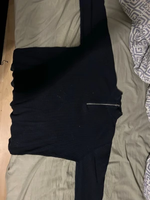 Svart stickad tröja med dragkedja - En Jack and Jones stickad tröja, det är en half sop med väldigt bra material👌 Pris kan absolut diskuteras