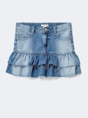 Blå jeanskjol med volanger - Säljer en blå jeanskjol med två lager volanger och råa kanter. Kjolen har klassiska fickor fram och knappstängning i midjan. Perfekt för dig som gillar en avslappnad men trendig stil. Gina young storlek 170.