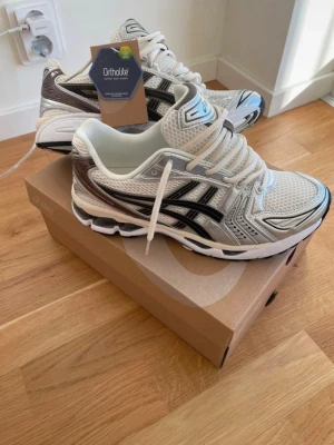 Asics Gel Kayano 14 - White/silver - Säljer dessa feta asicsen i storlek 44 för att de är för stora. De är endast provade och är helt oanvända. Riktigt feta skor som passar till allt.