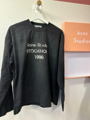 Acne studios tröja + packaging - Säljer en acne studios tröja 😊 boxen ingår . Kan mötas i Sthlm om man vill ! Storlek s true to size 