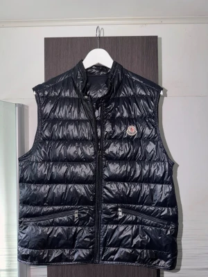 Moncler Gui - Moncler Gui Storlek 3 Fint skick, liten reva på bilden som knappt syns annars fräsch 1699‼️