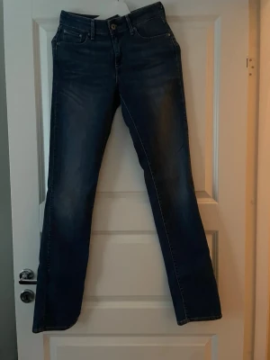 Blå Demi Curve jeans bootcut - Säljer ett par blå bootcut jeans i modellen Demi Curve. Strl 26/30.