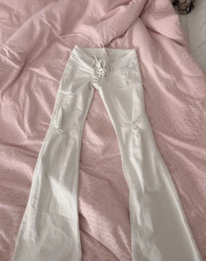Vita bootcut jeans med snörning - Säljer dessa otroliga vita bootcut jeans från Gina med snörning i midjan då de tyvärr är lite för små för mig, annars inga skavanker💓