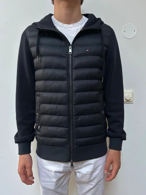 Cardigan Jacka  - Säljer denna cardigan jacka från Tommy Hilfiger. Storlek Xs passar S. Hör av dig vid minsta fundering! 