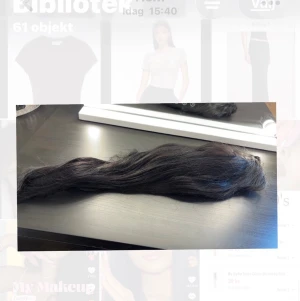 Halfwig peruk - Säljer ett set svart löshår med clips som enkelt fästs i ditt eget hår. Löshåret är långt, rakt och har en naturlig glans. Perfekt för dig som vill ha extra volym eller längd. Clipsen sitter fastsydda på insidan för enkel användning.