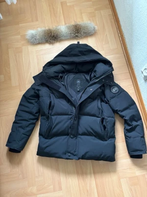 Canada goose jacka - Säljer en svart canada goose jacka som scannar, har päls som sätts på och en canada goose påse