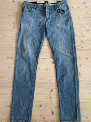 Tramarossa jeans - Säljer ett par Tramarossa jeans i bra skick. Skick 7/10. Litet hål i innerfickan. Fråga gärna:)