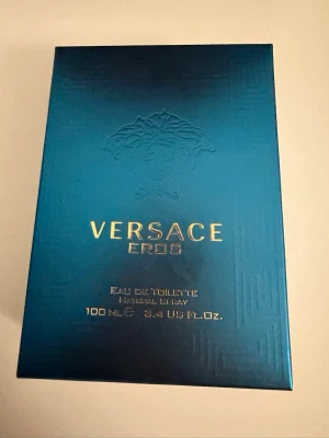 Versace Eros Eau de Toilette 100ml - Versace Eros Eau de Toilette 100ml. Helt oanvänd parfym good maskulin doft köpt för 559kr, inte riktigt min typ fick som present.