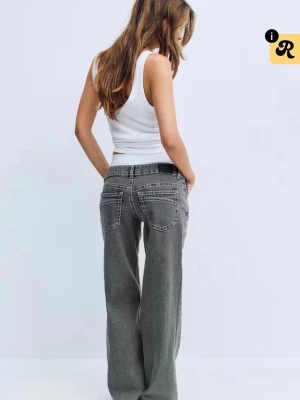 Grå jeans men ultra låg midja - Säljer dessa jeans i stl 32 från Gina Tricot. Helt nya och aldrig använda, skicka om ni vill ha fler bilder💕💕