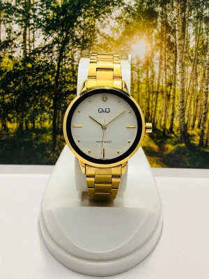 Q&Q guldig klocka med vit urtavla - Stilren klocka från Q&Q med guldig länk och vit urtavla. Klockan har minimalistisk design med guldfärgade visare och index, samt en rund boett. Perfekt accessoar för dig som gillar klassisk och elegant stil. 