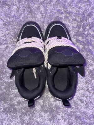 Zara chunky sneakers - Säljer ett par svarta chunky sneakers med tjock sula och vita, grova snören. Skorna har detaljer i vitt och reflekterande material samt meshpartier för extra stil. Perfekta för dig som gillar streetwear och vill sticka ut med dina skor.