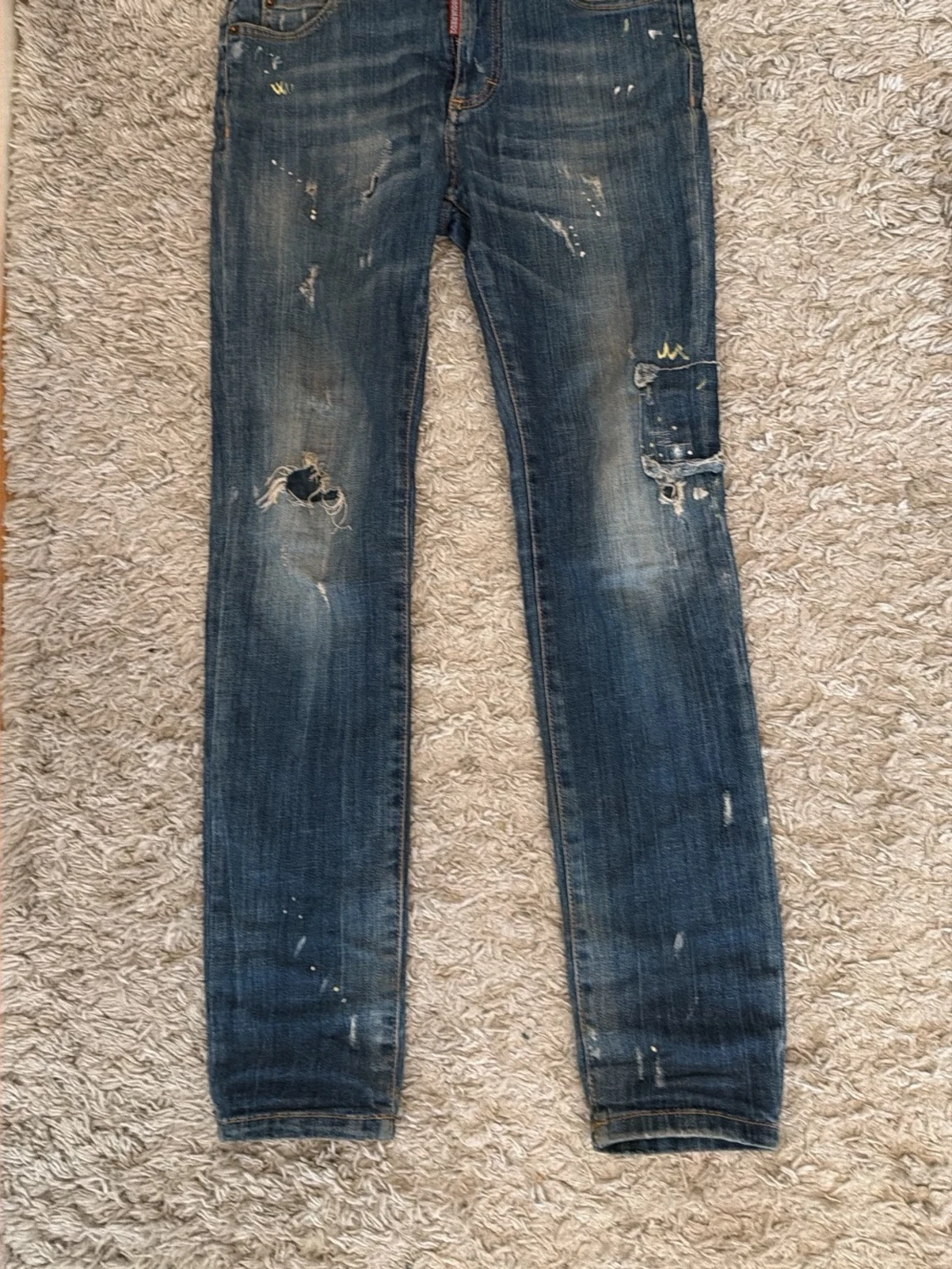 Blå slitna skinny jeans med hål