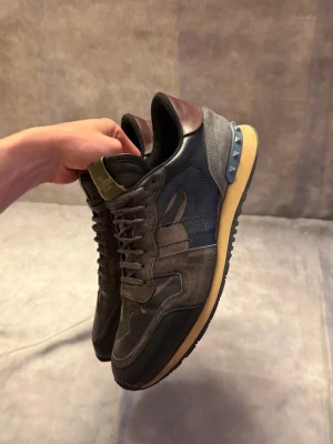 Valentino Rockrunners  - Hej, säljer mina Valentino Rockrunners i skick 8/10. Storlek 44, men passar 45. Nypris: 5499kr - mitt pris endast 1590kr. Kvitto finns 🙌