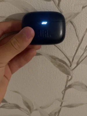 Svarta trådlösa in-ear hörlurar JBL - Säljer ett par svarta trådlösa in-ear hörlurar från JBL med laddningsetui. Snygg och kompakt design med LED-indikator på framsidan av etuiet. Perfekta för musik, poddar och samtal på språng. Tappade bort en
