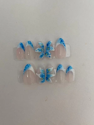 Naglar - Naglar med 3D blomma. Vit och blå