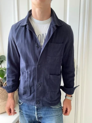 Arket overshirt  - Arket overshirt, nyskick. Inga defekter! Modellen i bilderna är 180 cm 75 kg och bär Storlek S , Kom med frågor! 🌟 (Kan gå ned i pris vid köp av paket 😉) 