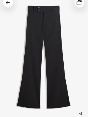 Svarta utsvängda kostymbyxor - Jättefina svarta kostymbyxor från bershka, midwaist, storlek 36 och extra långa i benen. Beställde fel storlek därför säljer jag dem🥰🥰
