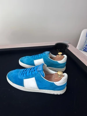 Valentino Garavani Flycrew Ljusblå (Stl 43)⁠ - Säljer nu ett par sjukt feta Valentino Garavani Flycrew i en unik Ljusblå Mocka som sticker ut enormt mycket nu i sommar. Skicket är i helhet ruggigt bra men har några defekter som syns på sista bilderna , alla nitar är kvar och mockan är i riktigt fint skick. Storleken är 43. Nypriset ligger runt 7500kr. Har ni några funderingar är det bara att höra av sig, priset kan diskuteras vid snabb affär! 😁🤝⁠ 