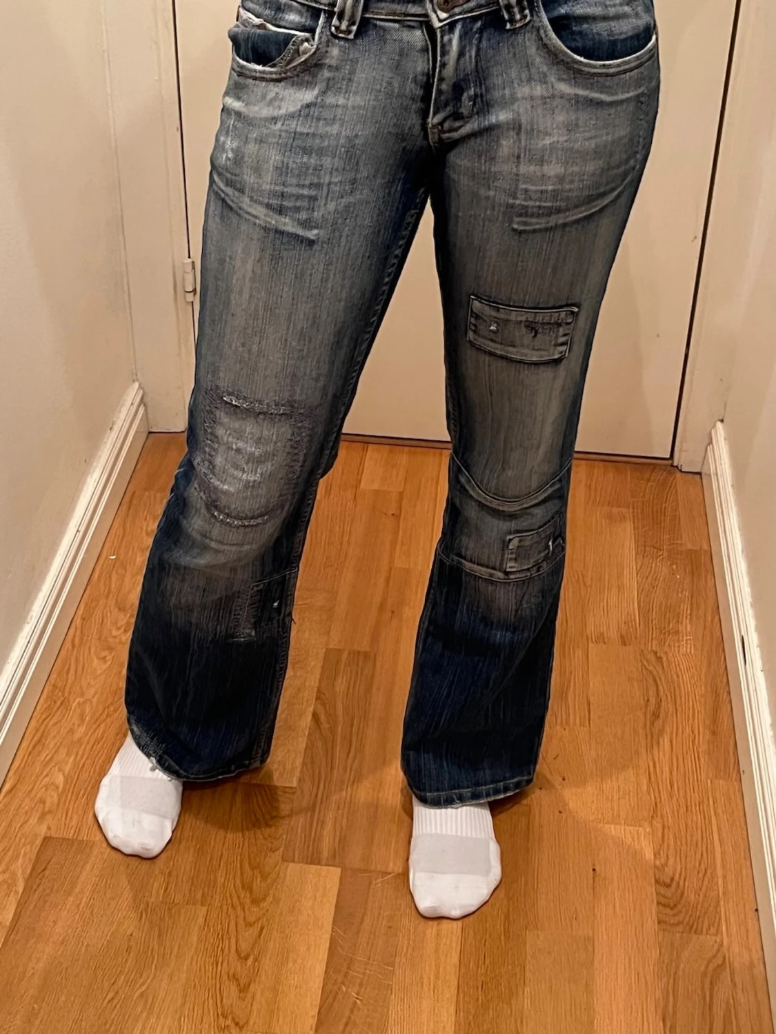 Blå bootcut jeans med patchdetaljer - 3