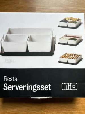 Serveringsset från Mio - Snyggt serveringsset från Mio i serien Fiesta. Setet består av tre vita rektangulära skålar i porslin, perfekta för snacks, såser eller tillbehör. Skålarna har en modern och stilren design som passar till alla tillfällen. Oanvända 