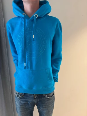 La foulie Douce hoodie - La foulie Douce hoodie! Stilrena och perfekta för dig. Ny pris=1199 säljs för=499 skick=10/10 (modellen är 181cm lång och väger 67kg) Tveka ej att höra av dig vid frågor eller funderingar!
