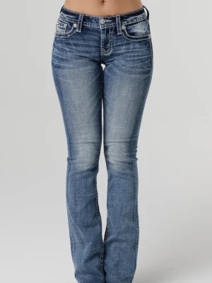Miss me bootcut jeans  - Säljer ett par blå bootcut jeans med slitningar och snygga broderade detaljer på bakfickorna och linningen. Jeansen har vita kontrastsömmar, dekorativa knappar och en cool tvättad look. Helt nytt skick! Endast använda några gånger säljer på grund av att de är för långa❤️