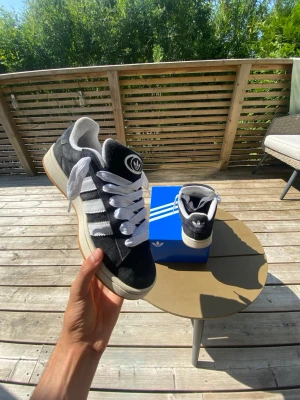 Svarta Adidas campus - Använda men i bra skick, finns lite små hål inuti skorna vid hälen och tårna som syns i bild 5. Dessa stör ej mycket alls, bara så att det kanske inte är bra o ha på sig dem när det regnar. Lådan kommer ej med. Annars jättefina som det syns på bilden. Size 44.5