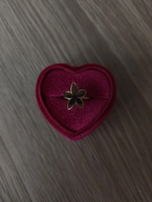 Guldfärgad ring med blomma - Blomma ring i storlek 17,3mm, guldfärgad.