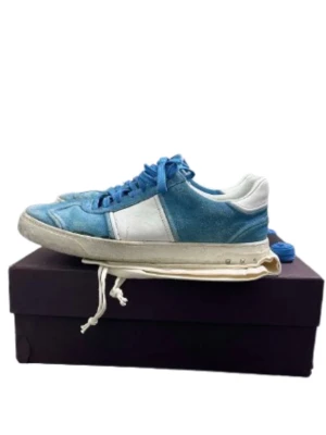 Valentino Flycrews - Säljer ett par snygga Valentino sneakers i blå mocka med vita paneler och blå skosnören. Skorna har rund tå och platt sula, perfekt för en trendig vardagslook. Kommer med originalpåse och extra skosnören.