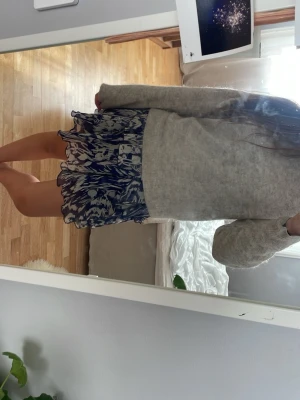 Blåvit blommig volangkjol - en jättefin volangkjol från zara💛💛