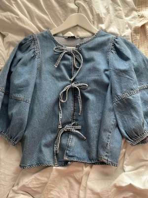 Blå jeansblus med knytband - en jeansblus med rosettknyten💙💙