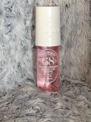 Sol de Janeiro body mist, 68 - 🩷Sol de Janeiro body mist 68.                                     Sparsamt använd (se bild)🌟.                                         Säljes då den tyvärr inte kommer till användning 