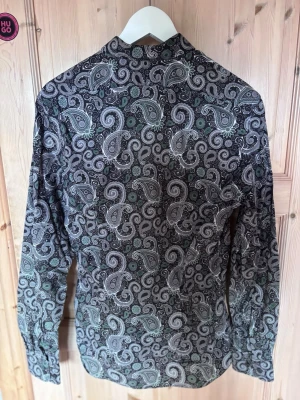 3 fina skjortor Storlek medium - J. Lindeberg skjorta storlek Medium aldrig använd nypris 1499kr   Marinblå skjorta typ fint skick  Storlek Medium nypris 399kr   Vit linne skjorta storlek Large men mer åt swedish Medium 😅🤗  Säljs som paketpris 400kr