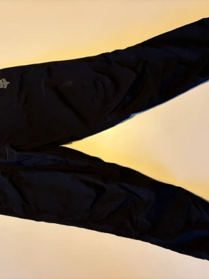Svarta cargobyxor från Fox - Snygga svarta cargobyxor från Fox i modellen Ranger. Byxorna har flera praktiska fickor och är tillverkade i ett slitstarkt material som passar perfekt för en aktiv livsstil. Stilsäker look med bekväm passform och diskret logga på benet.