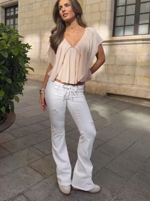 vita knyt jeans  - Säljer dessa snygga vita jeans från gina som är slutsålda. knappt använda så i toppen skick! storlek xs❣️ 