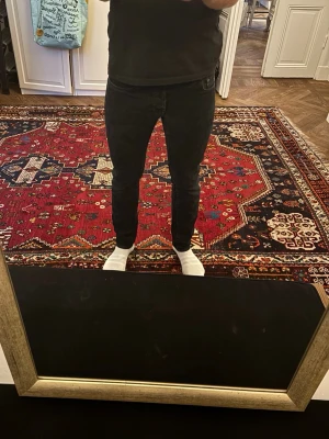 G-Star Jeans - G-STAR RAW JEANS  Storlek W29 L32  Passform: Slim fit  Använding: Jeansen är i väldigt bra skick utan defekter  Modellen på bilden: 185CM och väger 80KG