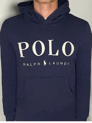 Ralph lauren hoodie - Säljer en riktigt snygg och trendig Polo Ralph lauren hoodie i fint skick, storlek XS, vid frågor är det bara att skriva //Gramenti