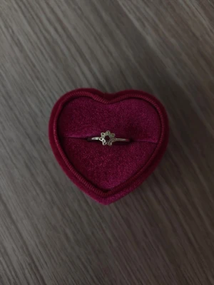 Söt guldfärgad ring i solmotiv - Solmotiv ring i storlek 17,7mm, guldfärgad.