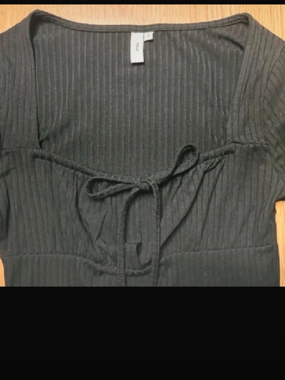 Nelly svart ribbad crop top med  fyrkantig halsringning och söt knytning • Y2K • Coquette • Stretch • Strl S - 2
