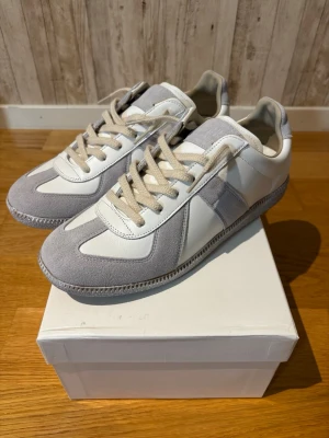 Maison Margiela - Säljer ett par Maison Margiela GAT som inte kommer till användning längre. Skorna är i nyskick och har endast använts ett fåtal gånger. En väldigt stilren och tidlös modell som fungerar till i princip allt. Säljs då jag rensar garderoben. Hör gärna av dig om du har några frågor eller vill ha fler bilder.  Kvitto finns! 