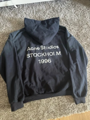Acne Studios hoodie - Mörkblåa Acne studios hoodie med distressed look, Perfekt Oversized Hoodie och passar till allt