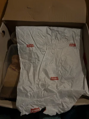 Levi's beige boots med svart detalj - Snygga beige boots från Levi's med robust sula och svarta detaljer vid ankeln. Skorna har klassisk snörning och är tillverkade i slitstarkt material, perfekta för höst och vinter. Kommer i originalkartong med Levi's-papper.
