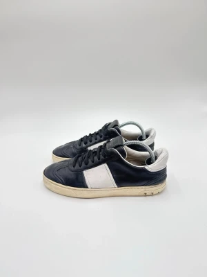 Valentino flycrew sneakers  - Hej säljer nu dessa fina valentino skor  Skick enligt bilder  Postar snabbt och smidigt   Hör av er vid frågor eller funderingar