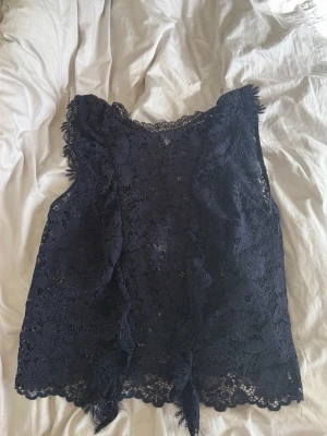Mörkblå spetsblus med volang - Blå spetsblus från Zara. Perfekt till både vardag och fest.  📏 Storlek: S ✨ Fint skick  Skriv gärna vid intresse! 💌