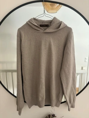 Stickad hoodie Oscar jacobsson - Säljer en stilren beige hoodie med huva och långa ärmar. Tröjan är tillverkad i en mjuk och skön mix av bomull och kashmir. Tröjan är aldrig använt utan bara testad men tyvärr utan prislapp:/ skriv för fler bilder eller frågor.